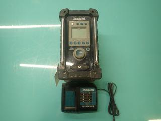 Makita Model BMR100 Cordless Jobsite Radio C/w Charger *Note: No Battery*
