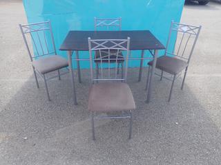 43 1/2in X 27 1/2in X 30 1/2in Table C/w (4) Chairs