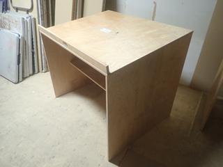 4ft X 38in X 37in Wood Work Bench
