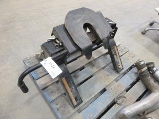 Curt 5th Wheel Hitch, Model E16 *Note: Hitch Only, No Bed Rails*