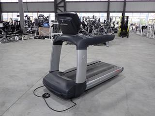 Life Fitness 95T 18.0Amp 120V Treadmill w/ 15in HD Monitor And 20A Plugin. SN TWT112831