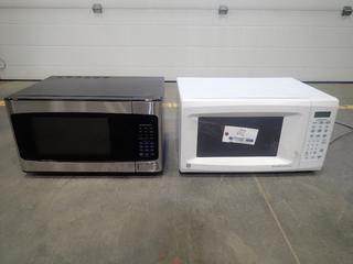 Mabe JE1160WDC 120V Microwave C/w Hamilton Beach EM031MC1 120V Microwave *Note: This Item Is Located At 7103 68AVE NW- Location 2*