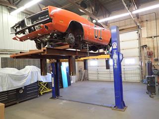 2006 The Complete Lift Model SL10000BP 10,000lb Cap. 2-Post Lift. SN SL06070586BP10K. *Note: Car And Ramps On Hoist Not Included, Buyer Responsible For Dismantle And Load Out*