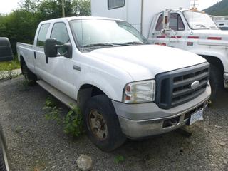 2005 Ford F350 Super Duty XL Crew Cab Pickup Truck C/w 5.4L Gas Engine, 8-Cylinder, A/T, FX4 And 4x4. VIN 1FTWW31546EB05186 *Note: Drivers Seat Torn, Wood Wrapped In Box, Drivers Door Issue, No Tailgate*