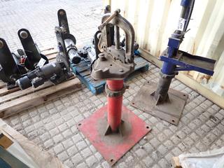 Rigid Pipe Vice R-324 c/w Stand.