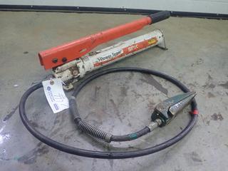 Power Team SPX 10,000PSI Hydraulic Hand Pump C/w Hose And Hydraulic Pry Bar Spreader 