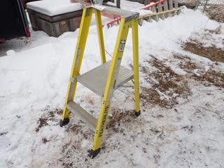 Featherlite Model 6504 300lb Cap. Platform Step Ladder