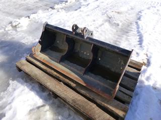 38 In. Clean Up Bucket, 4 In. Ear Width