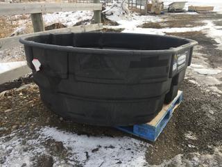 Rubber Maid 300 Gal / 1136 L Black Poly Round Feed Trough. *Damaged*