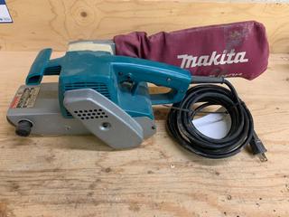 Makita Model 9924DB 120V Belt Sander.