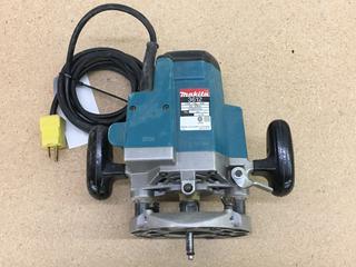 Makita Model 3612 120V Plunge Router.