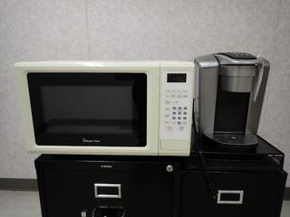 Magic Chef 1000W 120V Microwave C/w Keurig Coffee Machine And Pod Tray