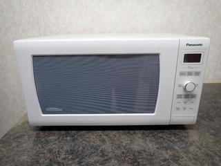 Panasonic ModelNN-5D767W Microwave. SN 6B75040146