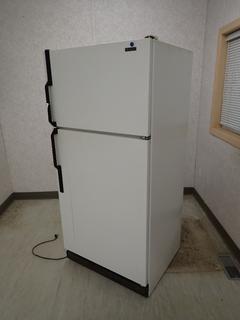 McClary Model YRF1816W-T1 115V Fridge/Freezer. SN AS342141V