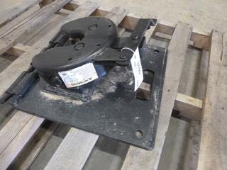 5th Wheel Hitch Mounted On Hinged Base Plate (M-4-3)