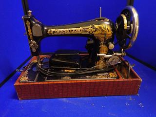 Antique Singer Sewing Machine. D 8000195.