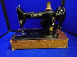 Antique Singer Sewing Machine. EK768223.