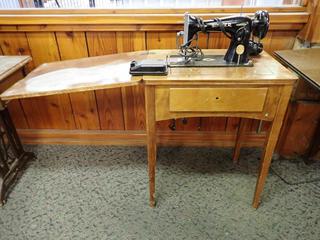 Antique Singer Sewing Machine. J0430148.