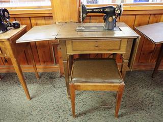 Antique Singer Sewing Machine w/ Stool. Y5583018.