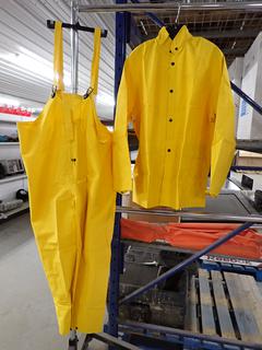 Gander Brand 3pc Industrial Rainsuit c/w Jacket, Bib Pants & Hood, Size Large.