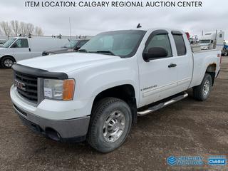 High River Location - 2007 GMC Sierra SLE 2500HD Extended Cab 4x4 Pickup c/w 6.0L V8 Gas, A/T, A/C, Checker Plate Storage Box, Wooden Box Liner, Tow Hitch Receiver, 265/70/17 Tires, Showing 292,021 Kms, VIN 1GTHK29K37E506383