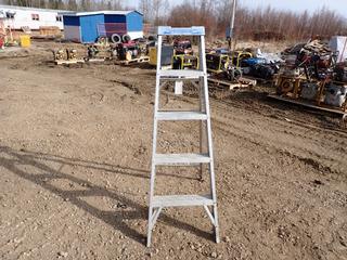 Lite 5ft Aluminum Step Ladder *Note: Folding Lock Broken*