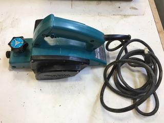 Makita Model # 1902 120V 60Hz 4A Hand Planer c/w Knives.