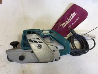 Makita Model # 9401 120V 60Hz 8.5A 940W 100mm x 610mm Belt Sander.