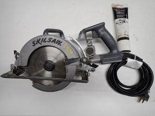 Skilsaw HD77 7 1/4 In. Worm Drive Saw c/w Skil Lubricant.