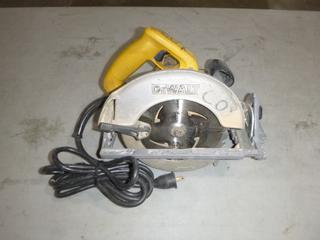 DeWalt DW368 120V 7 1/4 In. Circular Saw C/w Case *Note: Not in Original Case*