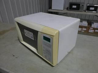 Proctor Silex E7017NP-F 700 Watt 120V Microwave *Note: Missing Glass Plate*