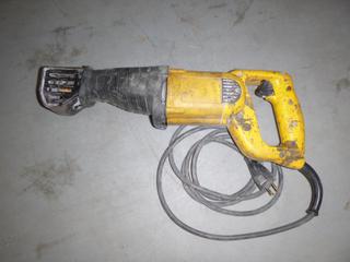 DeWalt DW304P 120V 1 1/8 In. Reciprocating Saw C/w Case and Blade