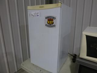 18in X 17 1/2in X 32in Danby DCR033W 115V Bar Fridge