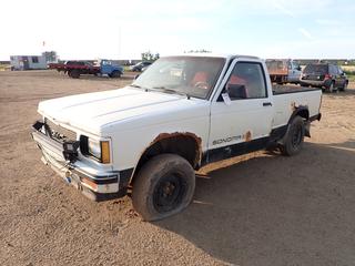 1991 GMC Sonoma S Regular Cab Pickup c/w Light Bar, ST205/75R15 Tires at 40%, Showing 342,438 Kms, VIN 1GTCT14Z6M2511225 *Note: Starts, Does Not Stay Running, Loud Muffler Noise, Doors Do Not Open, Missing Headlight, Rust*