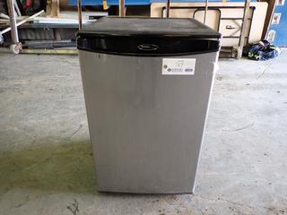 Danby Model DAR446BSL 115V Mini Fridge. SN 0108080104589