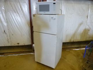 Kenmore 253.6172201D Refrigerator / Freezer, 115V, 29 In. x 28 3/8 In. x 65 In. C/w PanasonicNN-SG626W  Microwave, 120V (OS)