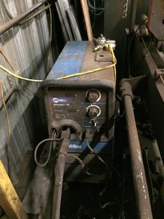 Miller Millermatic 251 Welder with Drive Roll Kit, Single Phase 48142 Amperes, 7.5KW, 60Hz, S/N LG34042313
