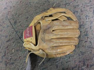 Rawlings Right Hand Throw Wing Top Softball Glove, No. PG12.