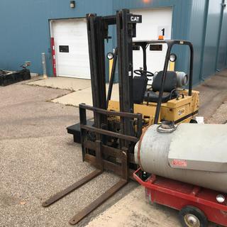 Caterpillar LPG Forklift, Model: V50DSA, Capacity 2500kg, 2 Stage Mast, 7.00-15 Front, 6.00-9 Rear. S/N: 2NC01283 *Note: Buyer Responsible For Loadout* **LOCATED OFFSITE @ Fort McMurray Airport, 547 Snow Eagle Drive, Fort McMurray, AB Call Chris For Info @ 587-340-9961**