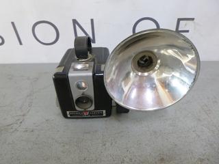 Kodak, Model: Brownie Hawkeye Flash, Camera W/ Flash Holder