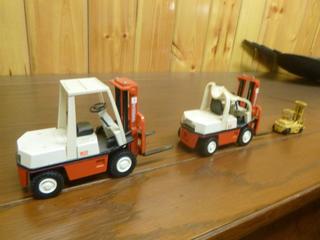 (2) Nissan, Model: 20, Forklifts, One Damaged, (1) Mini Caterpillar Forklift Scale 1:87