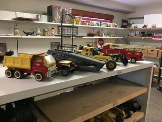 (6) Large Diecast Models. (22-B-2)