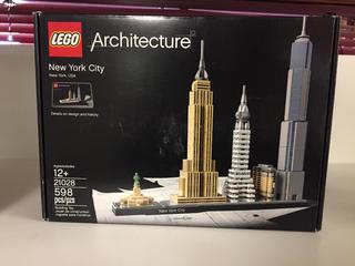 LEGO New York City 598 Piece Set In Box. (20-A-1)