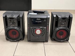 Panansonic 5-Disc Stereo with Speakers and Remote.