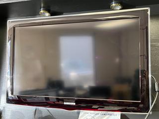 Samsung Model LN32D450G1DXZC 32in TV c/w Wall Mount.