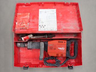 Hilti TE905-AVR Jack Hammer c/w Bit and Hard Case. (1-B-3)