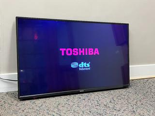 Toshiba 43L420U 43in LED TV c/w Remote, No Stand. *Tested and in Working Condition* (RST)