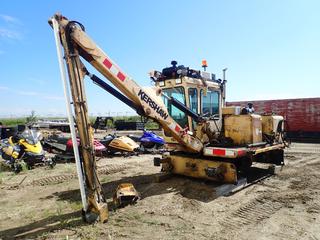 Kershaw Model 12-5 Tie Crane c/w John Deere Model 4045DF150A 4.7L Diesel Engine, 1000lb Max Cap. @ 24 Ft Max Reach, Enclosed Cab, AC/Heater, Metrom Rail Aura Range Alert System And 10 In. Hyd Thumb. Showing 11644hrs. SN 12-12035-00 *Note: Side Glass Cracked*