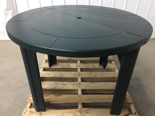 Rover Garden Green Table. (WH)