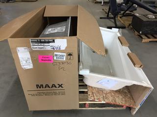 (2) Maax Fiberglass Bathtub , Left Hand Drain 59 3/4 in x 29 7/8 in x 17 1/2 in, New Town Right Hand Drain 60 in x 32 in x 21 in. (WH)